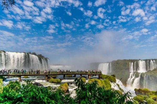 Ponte com turistas observando as Cachoeiras das Cataratas do Iguaçu em Foz do Iguaçu.